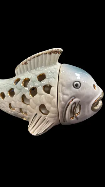 Foto de um(a) Peixe Porcelana Vintage, da categoria de Modelos e estatuetas. Fantástico peixe em porcelana, lindo tom creme com leve degradê em um azul acinzentado, bordas filetadas ouro em excelente... Mostrado de uma perspectiva diferente. Vendido no marketplace Trésors.