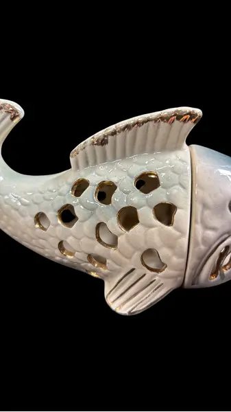 Foto de um(a) Peixe Porcelana Vintage, da categoria de Modelos e estatuetas. Fantástico peixe em porcelana, lindo tom creme com leve degradê em um azul acinzentado, bordas filetadas ouro em excelente... Mostrado de uma perspectiva diferente. Vendido no marketplace Trésors.