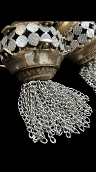 Foto de um(a) Par Puxadores p/ Cortinas em Metal Vintage, da categoria de Anéis e cornijas para cortinas. Belíssimo par de puxadores para cortina, ou pendente decorativo, em metal no estilo balangandã, misto de tons prata e... Mostrado de uma perspectiva diferente. Vendido no marketplace Trésors.