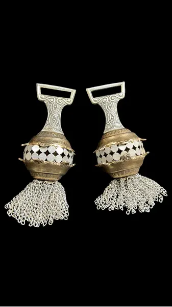 Foto de um(a) Par Puxadores p/ Cortinas em Metal Vintage, da categoria de Anéis e cornijas para cortinas. Belíssimo par de puxadores para cortina, ou pendente decorativo, em metal no estilo balangandã, misto de tons prata e... Mostrado de uma perspectiva diferente. Vendido no marketplace Trésors.