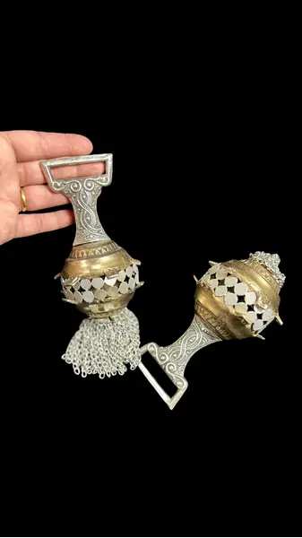 Foto de um(a) Par Puxadores p/ Cortinas em Metal Vintage, da categoria de Anéis e cornijas para cortinas. Belíssimo par de puxadores para cortina, ou pendente decorativo, em metal no estilo balangandã, misto de tons prata e... Mostrado de uma perspectiva diferente. Vendido no marketplace Trésors.