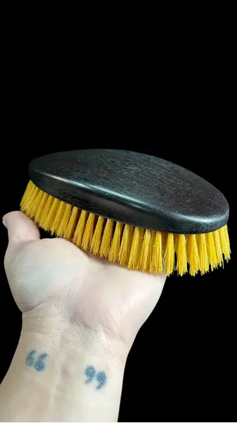 Foto de um(a) Escova Antiga Ébano au Lovre Paris, da categoria de Outros objetos decorativos. Fantástica e antiga escova, em ótimo estado de conservação, item de alta qualidade, artesanal, possivelmente adquirido em... Mostrado de uma perspectiva diferente. Vendido no marketplace Trésors.