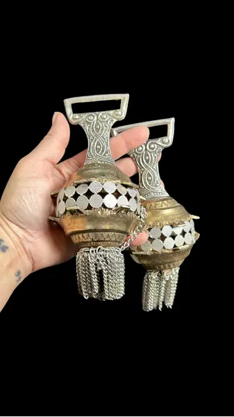 Foto de um(a) Par Puxadores p/ Cortinas em Metal Vintage, da categoria de Anéis e cornijas para cortinas. Belíssimo par de puxadores para cortina, ou pendente decorativo, em metal no estilo balangandã, misto de tons prata e... Mostrado de uma perspectiva diferente. Vendido no marketplace Trésors.