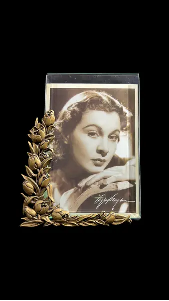 Foto de um(a) Porta Retrato Vintage, da categoria de Porta retratos. Porta retrato vintage com guarnições em lindo floral em bronze e sanduíche de vidros, o da frete possivelmente cristal... Mostrado de uma perspectiva diferente. Vendido no marketplace Trésors.