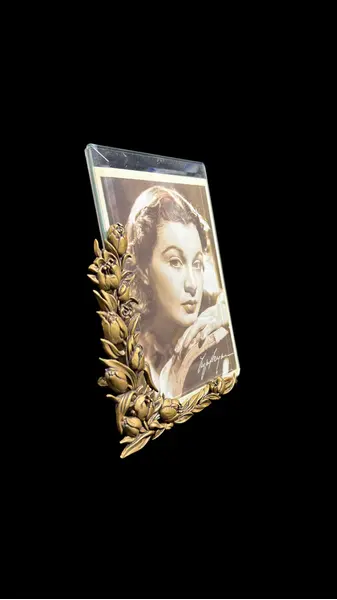 Foto de um(a) Porta Retrato Vintage, da categoria de Porta retratos. Porta retrato vintage com guarnições em lindo floral em bronze e sanduíche de vidros, o da frete possivelmente cristal... Mostrado de uma perspectiva diferente. Vendido no marketplace Trésors.