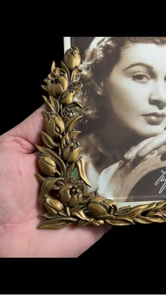 Foto de um(a) Porta Retrato Vintage, da categoria de Porta retratos. Porta retrato vintage com guarnições em lindo floral em bronze e sanduíche de vidros, o da frete possivelmente cristal... Mostrado de uma perspectiva diferente. Vendido no marketplace Trésors.