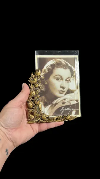 Foto de um(a) Porta Retrato Vintage, da categoria de Porta retratos. Porta retrato vintage com guarnições em lindo floral em bronze e sanduíche de vidros, o da frete possivelmente cristal... Mostrado de uma perspectiva diferente. Vendido no marketplace Trésors.