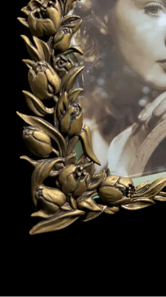 Foto de um(a) Porta Retrato Vintage, da categoria de Porta retratos. Porta retrato vintage com guarnições em lindo floral em bronze e sanduíche de vidros, o da frete possivelmente cristal... Mostrado de uma perspectiva diferente. Vendido no marketplace Trésors.