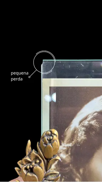 Foto de um(a) Porta Retrato Vintage, da categoria de Porta retratos. Porta retrato vintage com guarnições em lindo floral em bronze e sanduíche de vidros, o da frete possivelmente cristal... Mostrado de uma perspectiva diferente. Vendido no marketplace Trésors.