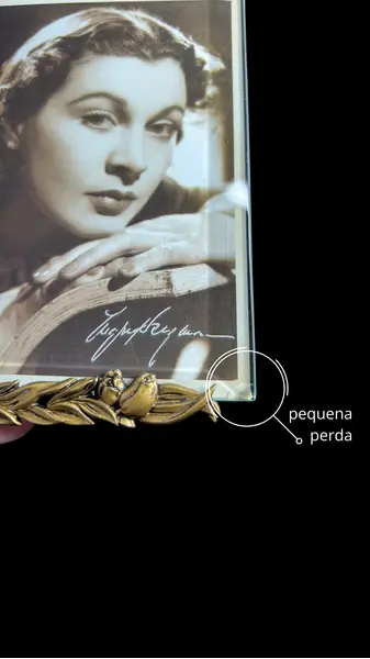 Foto de um(a) Porta Retrato Vintage, da categoria de Porta retratos. Porta retrato vintage com guarnições em lindo floral em bronze e sanduíche de vidros, o da frete possivelmente cristal... Mostrado de uma perspectiva diferente. Vendido no marketplace Trésors.