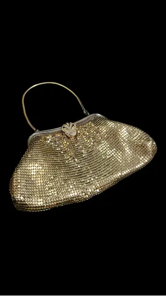 Foto de um(a) Bolsa Malha de Metal Dourada, da categoria de Bolsas. Bolsa em mesh (malha metálica), tipo wristlet, dourada, está em perfeito estado de conservação, aparenta sem uso, contém... Mostrado de uma perspectiva diferente. Vendido no marketplace Trésors.