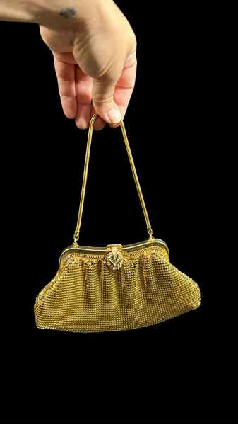 Foto de um(a) Bolsa Malha de Metal Dourada, da categoria de Bolsas. Bolsa em mesh (malha metálica), tipo wristlet, dourada, está em perfeito estado de conservação, aparenta sem uso, contém... Mostrado de uma perspectiva diferente. Vendido no marketplace Trésors.