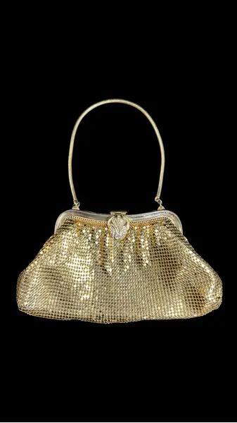 Foto de um(a) Bolsa Malha de Metal Dourada, da categoria de Bolsas. Bolsa em mesh (malha metálica), tipo wristlet, dourada, está em perfeito estado de conservação, aparenta sem uso, contém... Mostrado de uma perspectiva diferente. Vendido no marketplace Trésors.