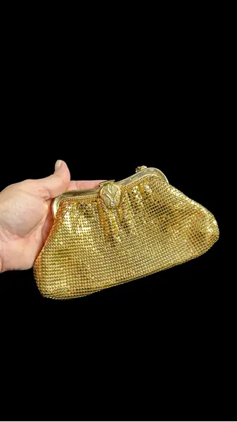 Foto de um(a) Bolsa Malha de Metal Dourada, da categoria de Bolsas. Bolsa em mesh (malha metálica), tipo wristlet, dourada, está em perfeito estado de conservação, aparenta sem uso, contém... Mostrado de uma perspectiva diferente. Vendido no marketplace Trésors.