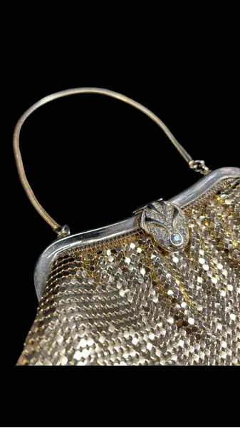 Foto de um(a) Bolsa Malha de Metal Dourada, da categoria de Bolsas. Bolsa em mesh (malha metálica), tipo wristlet, dourada, está em perfeito estado de conservação, aparenta sem uso, contém... Mostrado de uma perspectiva diferente. Vendido no marketplace Trésors.