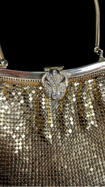 Foto de um(a) Bolsa Malha de Metal Dourada, da categoria de Bolsas. Bolsa em mesh (malha metálica), tipo wristlet, dourada, está em perfeito estado de conservação, aparenta sem uso, contém... Mostrado de uma perspectiva diferente. Vendido no marketplace Trésors.