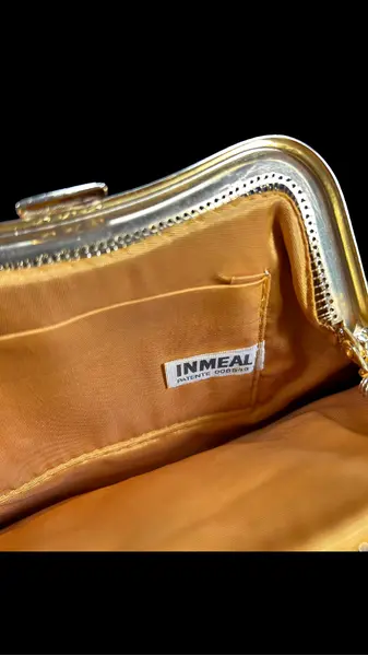 Foto de um(a) Bolsa Malha de Metal Dourada, da categoria de Bolsas. Bolsa em mesh (malha metálica), tipo wristlet, dourada, está em perfeito estado de conservação, aparenta sem uso, contém... Mostrado de uma perspectiva diferente. Vendido no marketplace Trésors.
