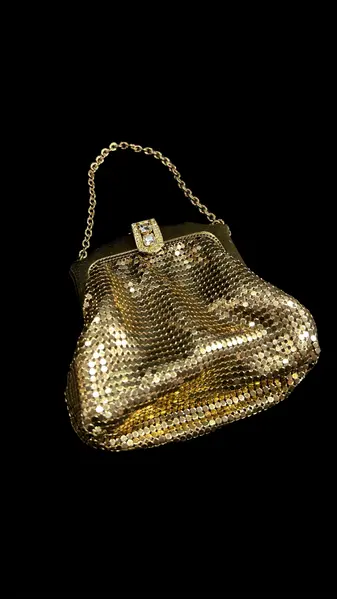 Foto de um(a) Bolsa Whiting & Davis Co USA, da categoria de Bolsas. Bolsa vintage americana, da conceituada Whiting & Davis Co, mesh bags (malha metálica), tipo wristlet, dourada, está em... Mostrado de uma perspectiva diferente. Vendido no marketplace Trésors.
