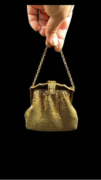 Foto de um(a) Bolsa Whiting & Davis Co USA, da categoria de Bolsas. Bolsa vintage americana, da conceituada Whiting & Davis Co, mesh bags (malha metálica), tipo wristlet, dourada, está em... Mostrado de uma perspectiva diferente. Vendido no marketplace Trésors.