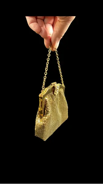 Foto de um(a) Bolsa Whiting & Davis Co USA, da categoria de Bolsas. Bolsa vintage americana, da conceituada Whiting & Davis Co, mesh bags (malha metálica), tipo wristlet, dourada, está em... Mostrado de uma perspectiva diferente. Vendido no marketplace Trésors.