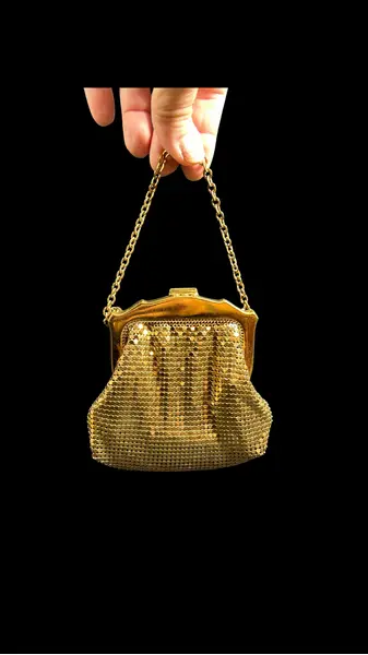Foto de um(a) Bolsa Whiting & Davis Co USA, da categoria de Bolsas. Bolsa vintage americana, da conceituada Whiting & Davis Co, mesh bags (malha metálica), tipo wristlet, dourada, está em... Mostrado de uma perspectiva diferente. Vendido no marketplace Trésors.