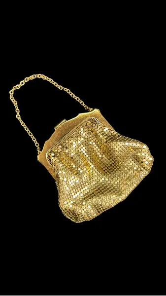Foto de um(a) Bolsa Whiting & Davis Co USA, da categoria de Bolsas. Bolsa vintage americana, da conceituada Whiting & Davis Co, mesh bags (malha metálica), tipo wristlet, dourada, está em... Mostrado de uma perspectiva diferente. Vendido no marketplace Trésors.