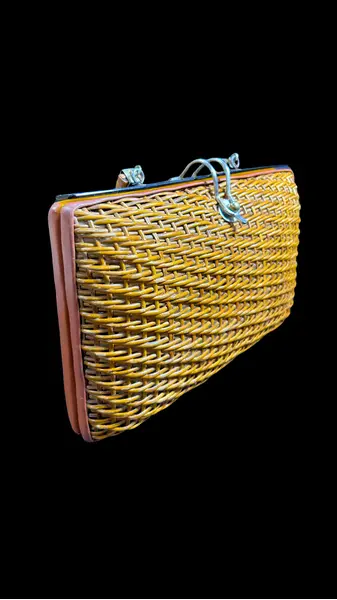 Foto de um(a) Bolsa Vime Vintage 01, da categoria de Bolsas. Bolsa vintage em vime, um clássico desde a década de 50 à década de 70, estimasse q esta seja de meados de 60. Essas... Mostrado de uma perspectiva diferente. Vendido no marketplace Trésors.