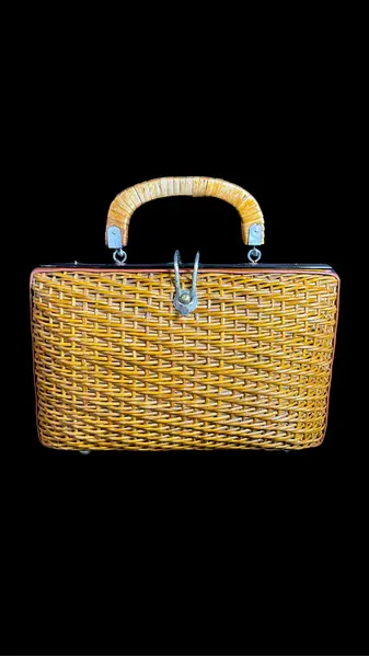Foto de um(a) Bolsa Vime Vintage 01, da categoria de Bolsas. Bolsa vintage em vime, um clássico desde a década de 50 à década de 70, estimasse q esta seja de meados de 60. Essas... Mostrado de uma perspectiva diferente. Vendido no marketplace Trésors.