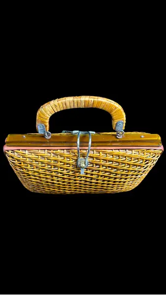 Foto de um(a) Bolsa Vime Vintage 01, da categoria de Bolsas. Bolsa vintage em vime, um clássico desde a década de 50 à década de 70, estimasse q esta seja de meados de 60. Essas... Mostrado de uma perspectiva diferente. Vendido no marketplace Trésors.