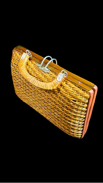 Foto de um(a) Bolsa Vime Vintage 01, da categoria de Bolsas. Bolsa vintage em vime, um clássico desde a década de 50 à década de 70, estimasse q esta seja de meados de 60. Essas... Mostrado de uma perspectiva diferente. Vendido no marketplace Trésors.