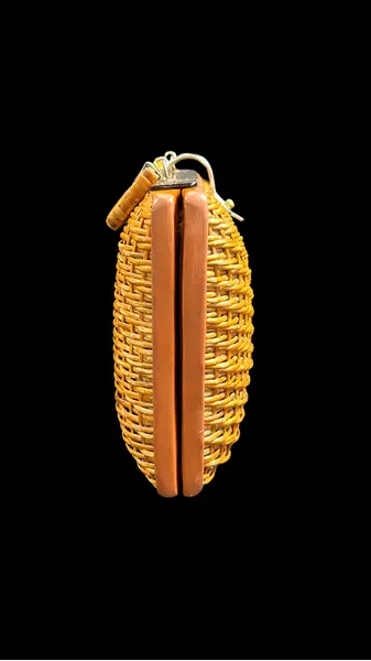 Foto de um(a) Bolsa Vime Vintage 01, da categoria de Bolsas. Bolsa vintage em vime, um clássico desde a década de 50 à década de 70, estimasse q esta seja de meados de 60. Essas... Mostrado de uma perspectiva diferente. Vendido no marketplace Trésors.