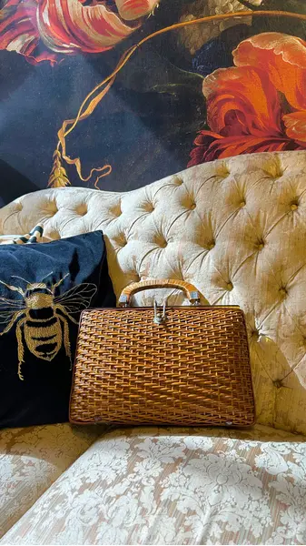 Foto de um(a) Bolsa Vime Vintage 01, da categoria de Bolsas. Bolsa vintage em vime, um clássico desde a década de 50 à década de 70, estimasse q esta seja de meados de 60. Essas... Mostrado de uma perspectiva diferente. Vendido no marketplace Trésors.