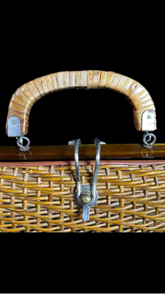 Foto de um(a) Bolsa Vime Vintage 01, da categoria de Bolsas. Bolsa vintage em vime, um clássico desde a década de 50 à década de 70, estimasse q esta seja de meados de 60. Essas... Mostrado de uma perspectiva diferente. Vendido no marketplace Trésors.