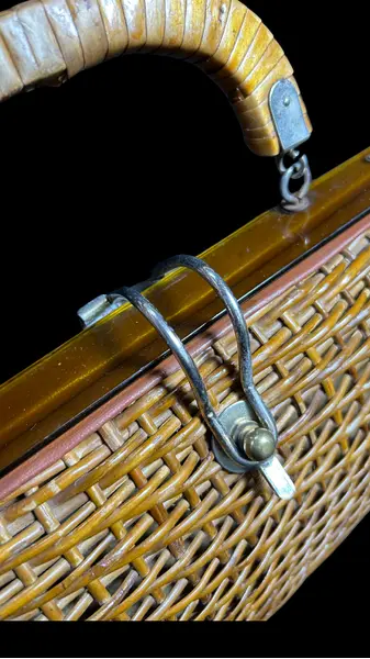 Foto de um(a) Bolsa Vime Vintage 01, da categoria de Bolsas. Bolsa vintage em vime, um clássico desde a década de 50 à década de 70, estimasse q esta seja de meados de 60. Essas... Mostrado de uma perspectiva diferente. Vendido no marketplace Trésors.