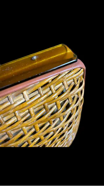 Foto de um(a) Bolsa Vime Vintage 01, da categoria de Bolsas. Bolsa vintage em vime, um clássico desde a década de 50 à década de 70, estimasse q esta seja de meados de 60. Essas... Mostrado de uma perspectiva diferente. Vendido no marketplace Trésors.