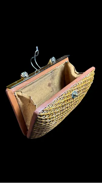 Foto de um(a) Bolsa Vime Vintage 01, da categoria de Bolsas. Bolsa vintage em vime, um clássico desde a década de 50 à década de 70, estimasse q esta seja de meados de 60. Essas... Mostrado de uma perspectiva diferente. Vendido no marketplace Trésors.