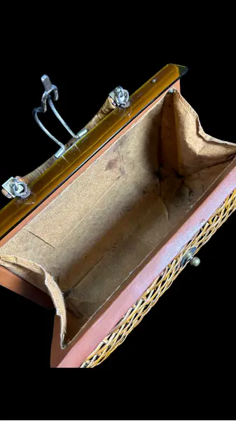 Foto de um(a) Bolsa Vime Vintage 01, da categoria de Bolsas. Bolsa vintage em vime, um clássico desde a década de 50 à década de 70, estimasse q esta seja de meados de 60. Essas... Mostrado de uma perspectiva diferente. Vendido no marketplace Trésors.