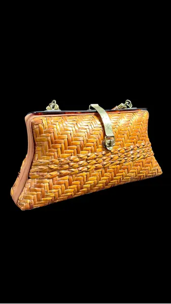 Foto de um(a) Bolsa Vime Vintage 02, da categoria de Bolsas. Bolsa vintage em vime, um clássico desde a década de 50 à década de 70, estimasse q esta seja de meados de 70. Essas... Mostrado de uma perspectiva diferente. Vendido no marketplace Trésors.