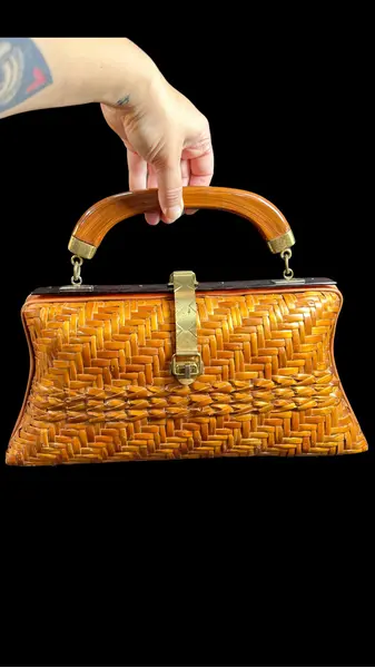 Foto de um(a) Bolsa Vime Vintage 02, da categoria de Bolsas. Bolsa vintage em vime, um clássico desde a década de 50 à década de 70, estimasse q esta seja de meados de 70. Essas... Mostrado de uma perspectiva diferente. Vendido no marketplace Trésors.