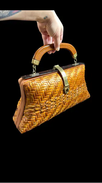 Foto de um(a) Bolsa Vime Vintage 02, da categoria de Bolsas. Bolsa vintage em vime, um clássico desde a década de 50 à década de 70, estimasse q esta seja de meados de 70. Essas... Mostrado de uma perspectiva diferente. Vendido no marketplace Trésors.