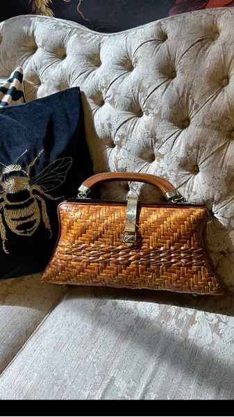 Foto de um(a) Bolsa Vime Vintage 02, da categoria de Bolsas. Bolsa vintage em vime, um clássico desde a década de 50 à década de 70, estimasse q esta seja de meados de 70. Essas... Mostrado de uma perspectiva diferente. Vendido no marketplace Trésors.