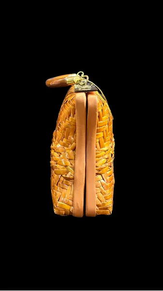 Foto de um(a) Bolsa Vime Vintage 02, da categoria de Bolsas. Bolsa vintage em vime, um clássico desde a década de 50 à década de 70, estimasse q esta seja de meados de 70. Essas... Mostrado de uma perspectiva diferente. Vendido no marketplace Trésors.