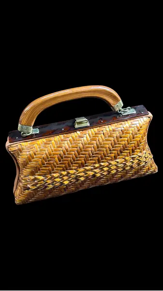 Foto de um(a) Bolsa Vime Vintage 02, da categoria de Bolsas. Bolsa vintage em vime, um clássico desde a década de 50 à década de 70, estimasse q esta seja de meados de 70. Essas... Mostrado de uma perspectiva diferente. Vendido no marketplace Trésors.