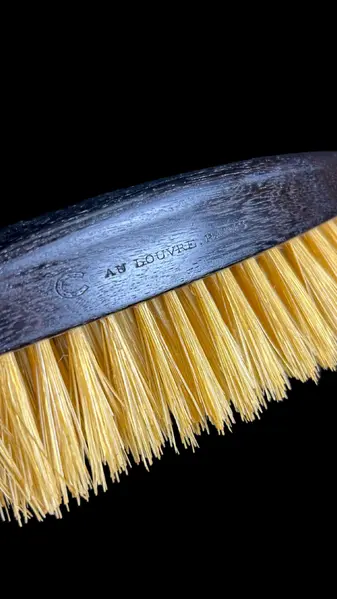 Foto de um(a) Escova Antiga Ébano au Lovre Paris, da categoria de Outros objetos decorativos. Fantástica e antiga escova, em ótimo estado de conservação, item de alta qualidade, artesanal, possivelmente adquirido em... Mostrado de uma perspectiva diferente. Vendido no marketplace Trésors.