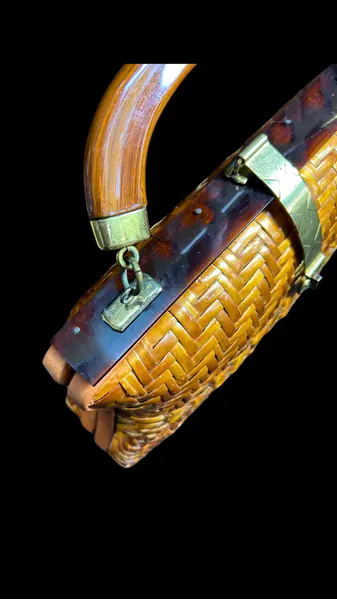 Foto de um(a) Bolsa Vime Vintage 02, da categoria de Bolsas. Bolsa vintage em vime, um clássico desde a década de 50 à década de 70, estimasse q esta seja de meados de 70. Essas... Mostrado de uma perspectiva diferente. Vendido no marketplace Trésors.