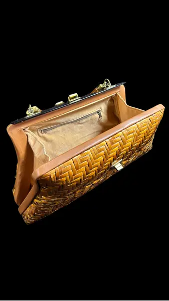 Foto de um(a) Bolsa Vime Vintage 02, da categoria de Bolsas. Bolsa vintage em vime, um clássico desde a década de 50 à década de 70, estimasse q esta seja de meados de 70. Essas... Mostrado de uma perspectiva diferente. Vendido no marketplace Trésors.
