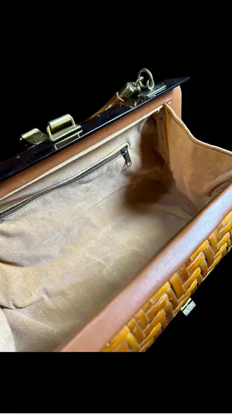 Foto de um(a) Bolsa Vime Vintage 02, da categoria de Bolsas. Bolsa vintage em vime, um clássico desde a década de 50 à década de 70, estimasse q esta seja de meados de 70. Essas... Mostrado de uma perspectiva diferente. Vendido no marketplace Trésors.