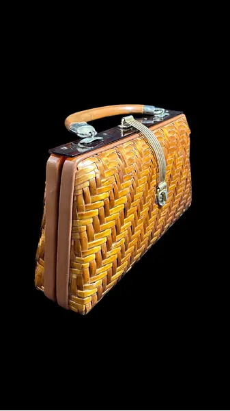 Foto de um(a) Bolsa Vime Vintage 02, da categoria de Bolsas. Bolsa vintage em vime, um clássico desde a década de 50 à década de 70, estimasse q esta seja de meados de 70. Essas... Mostrado de uma perspectiva diferente. Vendido no marketplace Trésors.