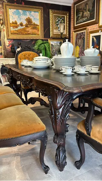 Foto de um(a) Jogo de Jantar Antigo em Imbuia Maciça Entalhada – Mesa com 6 Cadeiras e 2 Poltronas, da categoria de Conjunto de mesas e cadeiras. ** LOUÇAS NÃO INCLUSAS ** Magnífico jogo de jantar antigo, confeccionado em imbuia maciça entalhada, madeira nobre... Mostrado de uma perspectiva diferente. Vendido no marketplace Trésors.