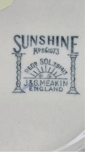 Foto de um(a) Sopeira Inglesa J&G Meakin Sunshine - Faiança "Autumn Fruits" com Friso a Ouro, da categoria de Terrinas de sopa. Belíssima sopeira antiga (terrina) em faiança inglesa, produzida pela renomada manufatura J&G Meakin, pertencente à icônica... Mostrado de uma perspectiva diferente. Vendido no marketplace Trésors.